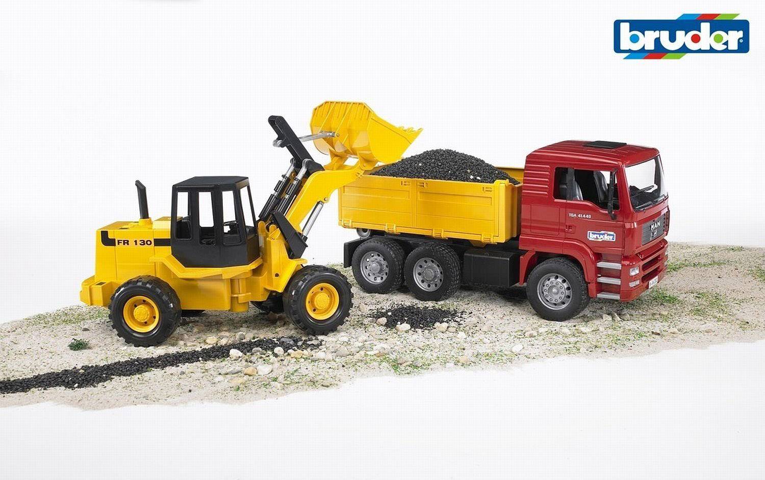 Ein gelber Radlader lädt Kies auf einen roten Kipp-Lkw. Der weiße Boden ist mit Sand und Kies bedeckt. Oben rechts ist das Logo 'bruder' sichtbar.