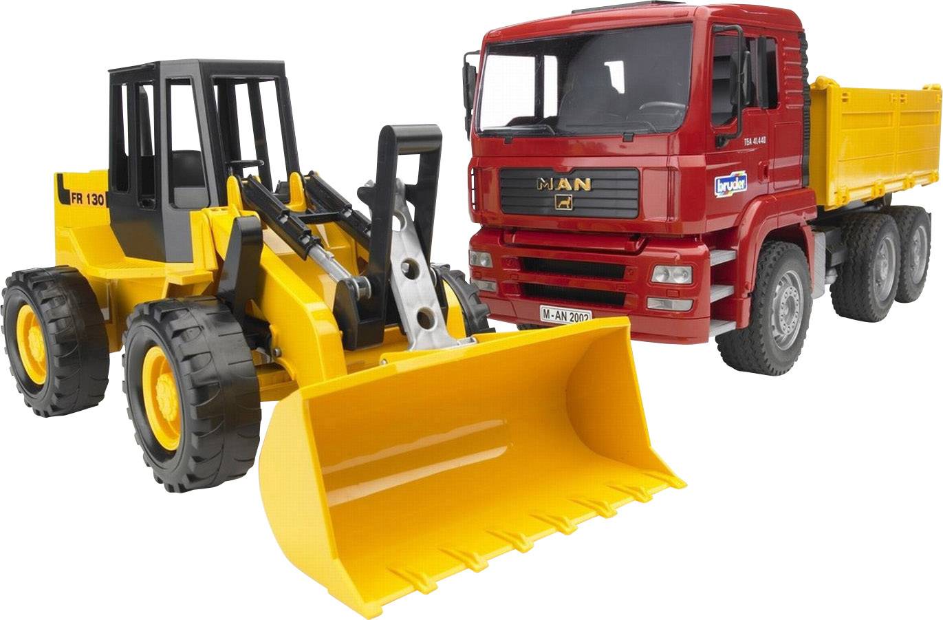 Ein gelber Bagger mit großer Schaufel neben einem roten Lkw. Beide Fahrzeuge sind Spielzeugmodelle auf weißem Hintergrund.