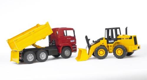 Ein roter Spielzeug-Lastwagen mit gelber Ladefläche steht neben einem gelben Spielzeug-Baumaschinenfahrzeug mit Schaufel.