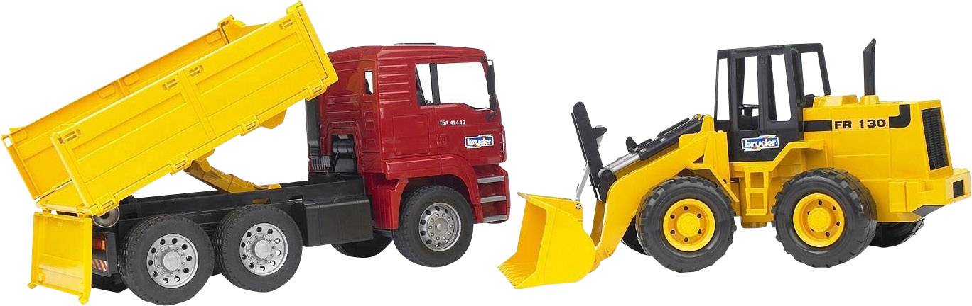 Ein roter Spielzeug-Lkw mit gelbem Kippbehälter und ein gelber Spielzeugbagger stehen nebeneinander auf einer weißen Fläche.