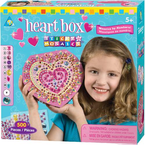 Ein Mädchen hält eine verzierte Herzform. Auf der Verpackung steht 'heart box'. Für Kinder ab 5 Jahren, enthält 500 Teile.