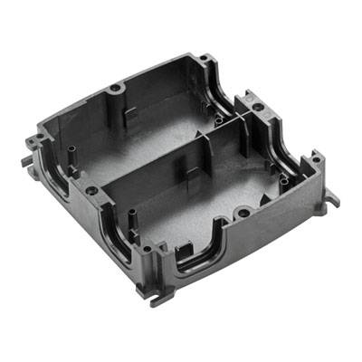 Schwarzes Gehäuse aus robustem Material, rechteckige Form mit mehreren Fächern und Befestigungspunkten, für technische Anwendungen geeignet.