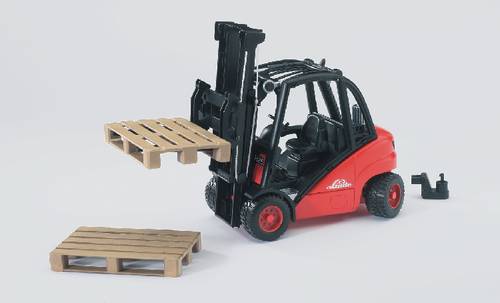 Ein roter Gabelstapler hebt eine Holzpalette an, während eine weitere Palette auf dem Boden liegt.