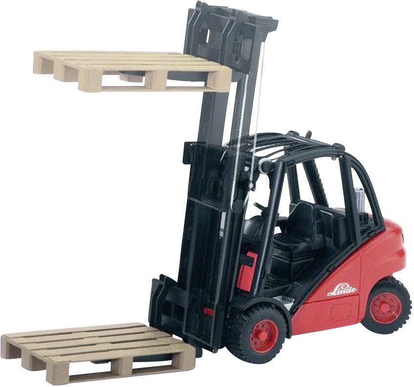 Ein roter Gabelstapler hebt eine Holzpalette, zeigt Anwendung in Lagerumgebung. Sicherheitsmerkmal: ein leeres Führerhaus.