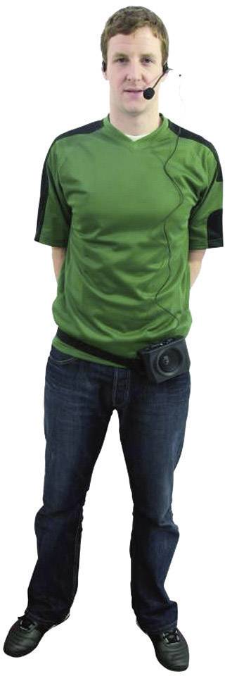 Ein Mann in einem grünen Trikot mit einem Headset und einer angehängten Kamera steht aufrecht und blickt nach vorne.
