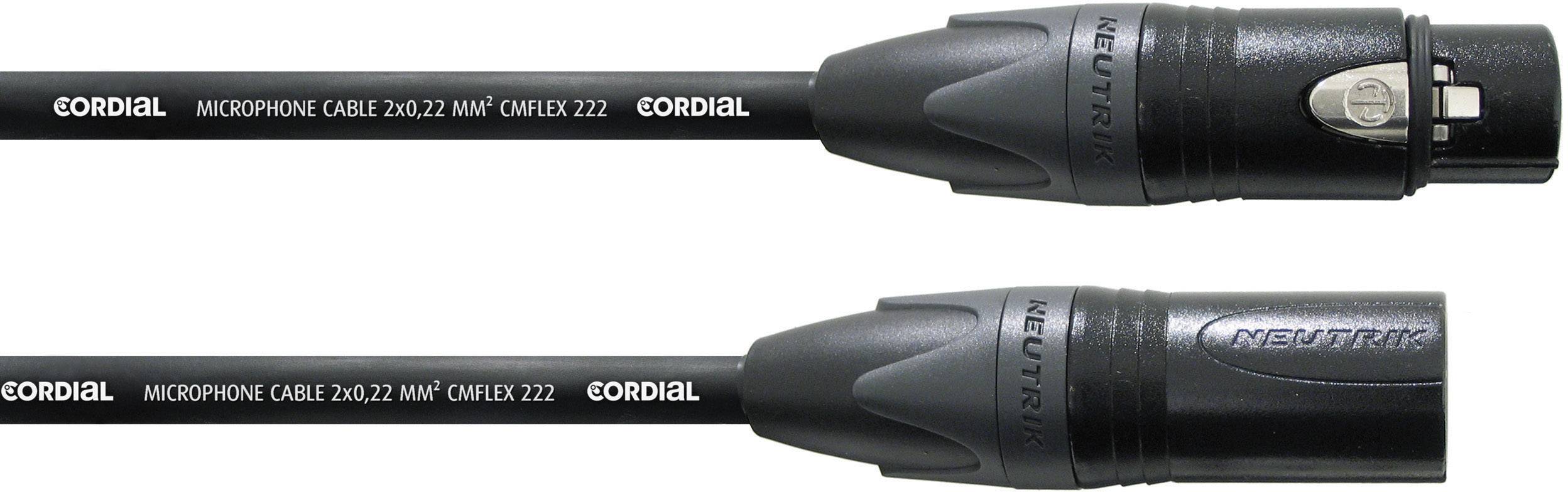 Mikrofonkabel mit XLR-Steckern, Marken 'Cordial' und 'Neutrik', auf schwarzem Kabel sichtbar.