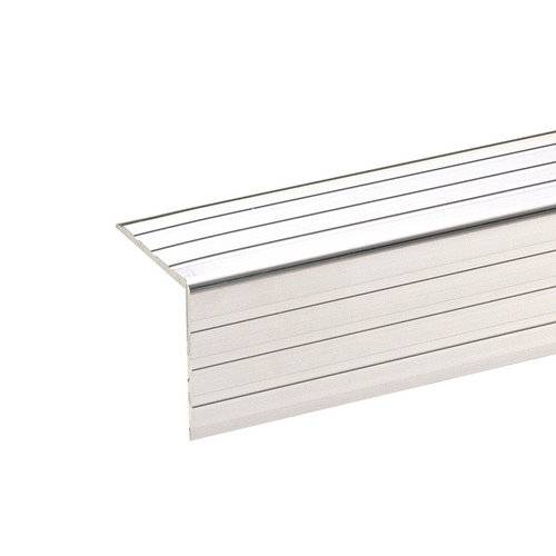 Ein silberner, rechteckiger Aluminiumwinkel, gerippt für Stabilität, zur Verwendung als Abschlussleiste oder Verkleidung in Bauprojekten.
