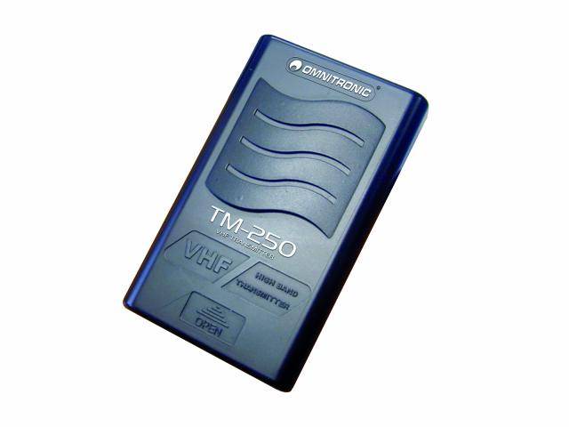Blaues, rechteckiges Gerät mit der Aufschrift 'OMNITRONIC TM-250 VHF High Band Transmitter'.