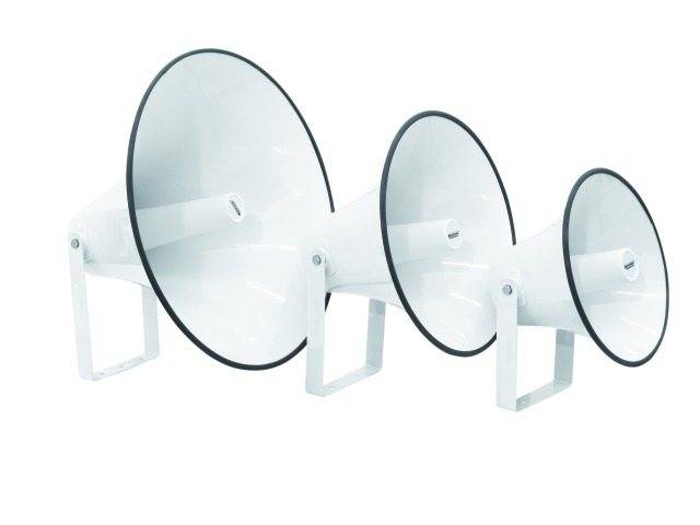 Drei weiße Megaphone in verschiedenen Größen stehen nebeneinander auf einem weißen Hintergrund.