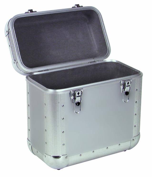 Geöffneter silberner Metallkoffer mit robusten Verschlüssen, geeignet für sicheren Transport von Gegenständen.