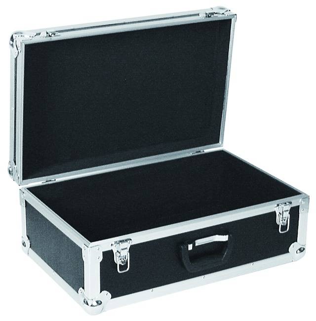 Schwarzes Flightcase mit geöffnetem Deckel und Metallverstärkungen an den Kanten, geeignet für sicheren Transport von Ausrüstung.