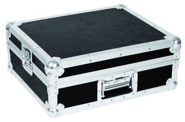 Ein schwarzer Transportkoffer mit silbernen Metallecken und Kanten. Der Koffer hat einen Tragegriff und wird zur sicheren Aufbewahrung genutzt.