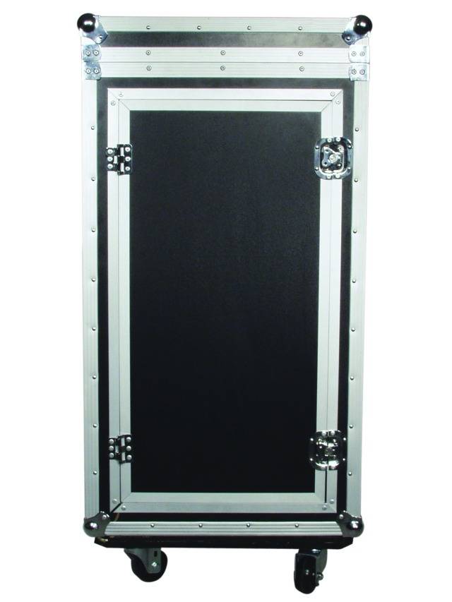 Ein schwarzes Flightcase auf Rollen, mit silbernen Metallecken und Griffen, steht aufrecht.