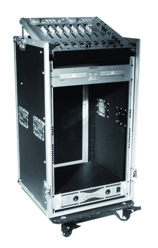 Ein leeres, schwarzes Flightcase mit offenen Regalfächern und Rädern, bereit zur Aufnahme von Audio- oder Studioequipment.