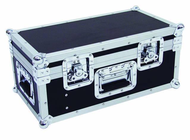 Ein schwarzer, rechteckiger Transportkoffer aus Metall mit silbernen Verstärkungen und Griffen an den Seiten.