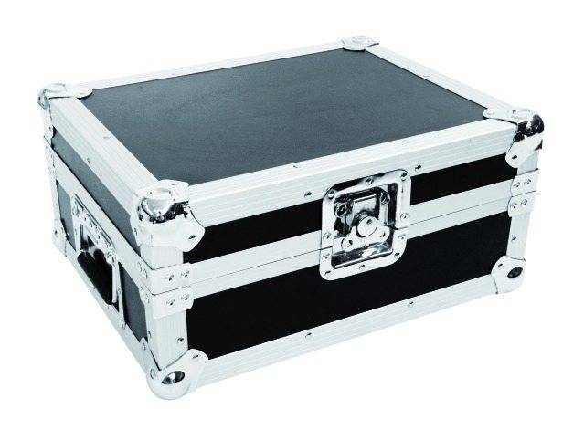 Ein schwarzer Transportkoffer mit silbernen Metallecken und Verschlüssen, ideal für den sicheren Transport von empfindlichen Geräten.