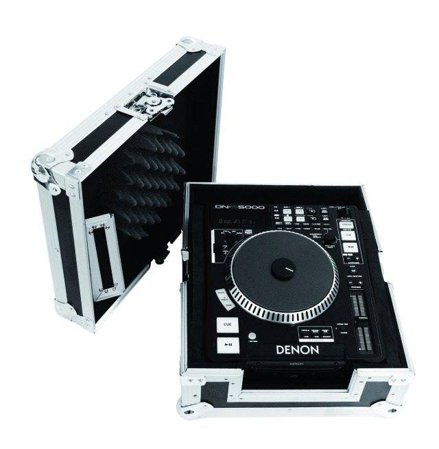 Ein Denon DJ-Controller in einem offenen schwarzen Transportkoffer. Der Controller zeigt mehrere Bedienelemente und ein Jog-Wheel.