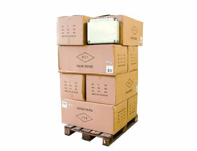 Ein Stapel brauner Verpackungskartons auf einer Holzpalette. Kartons sind mit Produktinformationen bedruckt und zur Lieferung bereit.