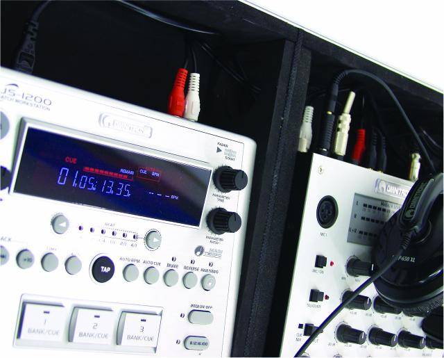 Zwei Audiomischpulte mit mehreren Knöpfen und Kabeln, die miteinander verbunden sind. Ein Display zeigt '01:05:13:35'.