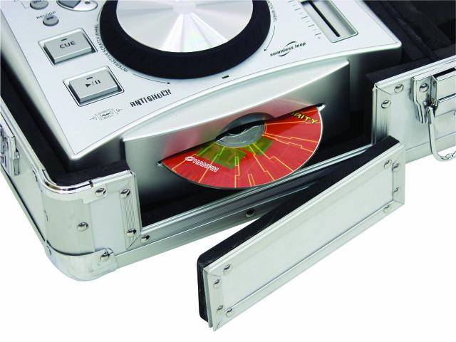 Ein DJ-CD-Player in einem Metallkoffer mit einer teilweise ausfahrbaren CD zeigt eine bunte Disc mit rotem Muster.