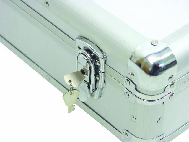 Silberner Metallkoffer mit glänzenden Ecken, verschlossen mit einem Schloss, in dem zwei Schlüssel stecken.