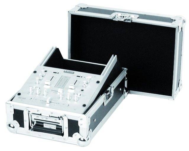 'Flightcase' mit geöffnetem Deckel, das auf einen Mischpult mit mehreren Reglern und Knöpfen fokussiert ist.