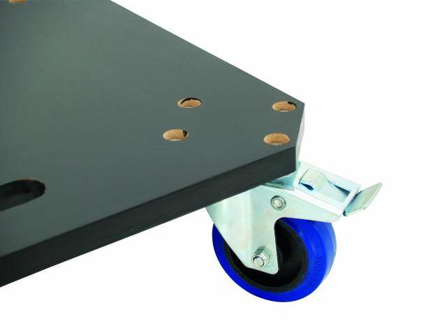 Eine schwarze Platte mit Löchern an den Ecken ist auf einem blauen Rad mit Metallhalterung montiert.