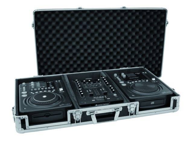 Ein digitaler DJ-Controller mit zwei Jogwheels und einem Mixer befindet sich in einem offenen Transportkoffer mit Schaumstoffpolsterung.