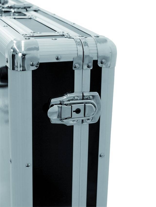 Ein silberner Metallkoffer mit stabilen Ecken und Verschlüssen. Die Konstruktion suggeriert Haltbarkeit und Schutz des Inhalts.