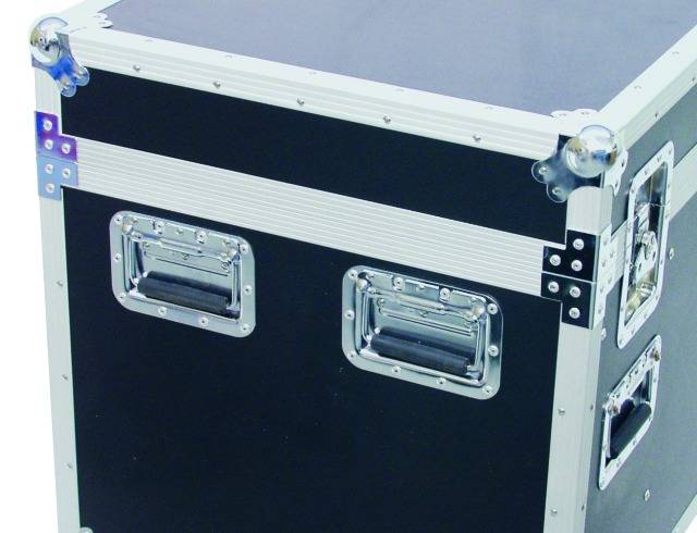 Ein schwarzer Transportkoffer mit Metallkanten und Griffen zur Aufbewahrung oder zum sicheren Transport von Geräten oder Materialien.