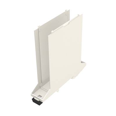 Ein weißes, rechteckiges Kunststoffgehäuse für elektronische Bauteile, mit einem Montagesockel für die Befestigung auf einer DIN-Schiene.