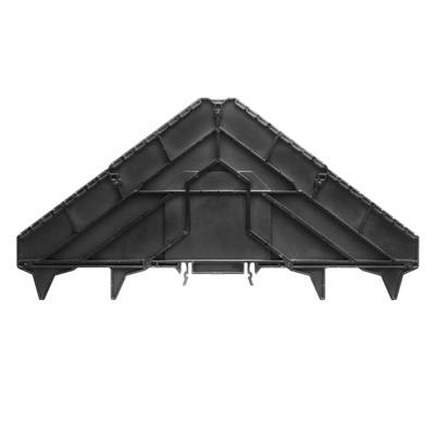 Dreieckige, schwarze Kunststoffstruktur mit diagonal verlaufenden Streben, die symmetrisch angeordnet sind. Technisches Bauteil.