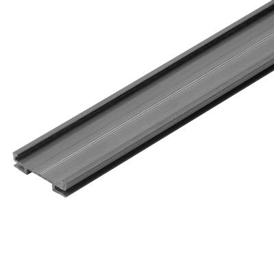 Metallschiene in C-Form, seitliche Ansicht, zur Unterstützung bei Bau- oder Montagearbeiten, vor weißem Hintergrund.