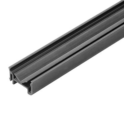 Graues Aluminiumprofil in U-Form mit einem durchgehenden Schlitz, geeignet für die Befestigung von Paneelen oder anderen Materialien.