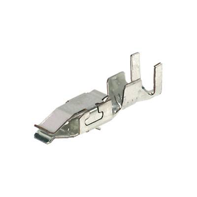 Ein kleines, metallisches Bauteil mit gebogenen Enden, vermutlich ein elektrischer Steckkontakt oder Halteclip, liegt auf einer weißen Oberfläche.