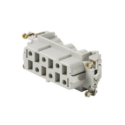 Ein rechteckiger, weißer elektrischer Stecker mit mehreren Anschlüssen und Schrauben in den Ecken, für elektrische Verkabelung geeignet.