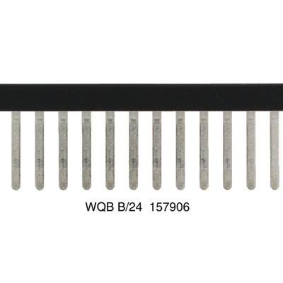Oberfläche eines Kamms mit schmalen, langen Zinken. Darunter steht: WQB B/24 157906.