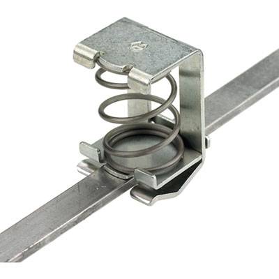 Eine Metallfederklemme hält ein flaches Metallband fest. Geeignet für industrielle Befestigungsanwendungen, stabil und robust.