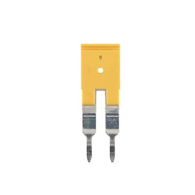 Gelbe Flachsicherung mit zwei Metallklemmen. Typisch für den Einsatz in Kraftfahrzeugen zum Schutz elektrischer Systeme.