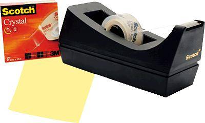Ein schwarzer Klebebandspender mit einer Rolle durchsichtigem Band. Daneben eine Schachtel mit der Aufschrift 'Scotch Crystal'.