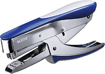 Ein blauer und silberner Tacker der Marke Leitz, seitlich auf einer Oberfläche liegend, zum Heften von Papier.