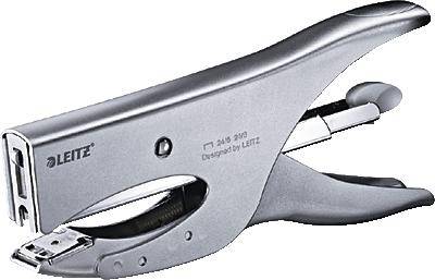 Silberner Heftzange von 'LEITZ', ergonomisches Design, geeignet für 30 Blatt Papier, Einlegetechnik von oben, stabiler Griff.