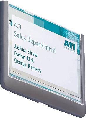 Ein Türschild mit der Aufschrift '4.3 Sales Department', darunter die Namen 'Joshua Straw', 'Evelyn Kirk', 'George Ramsey'.