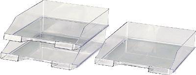 Zwei durchsichtige, stapelbare Ablageschalen aus Kunststoff. Links sind zwei übereinander gestapelt, rechts eine einzeln.