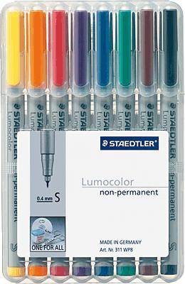Acht Lumocolor-Stifte in verschiedenen Farben in einer Verpackung. Die Stifte sind nicht-permanent und haben eine 0,4 mm Spitze. Made in Germany.