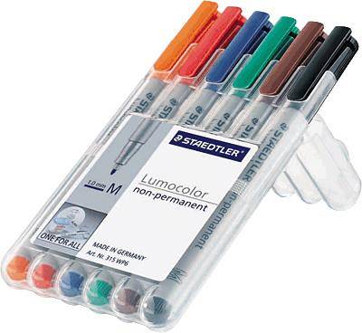 Set von sechs nicht-permanenten Farbstiften der Marke Staedtler in einem transparenten Etui. Farben: Orange, Rot, Blau, Grün, Braun, Schwarz.