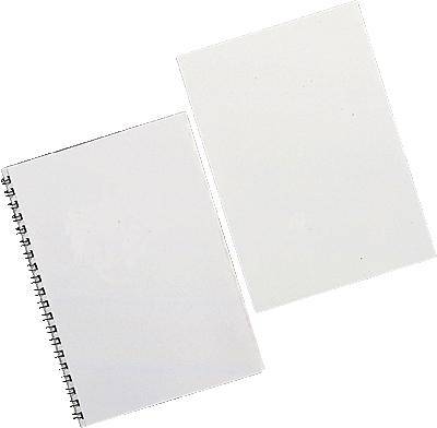 Ein Notizbuch mit Spiralbindung liegt neben einem Blatt weißem Papier auf weißem Hintergrund.