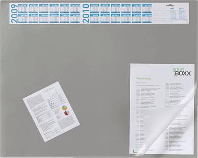 Grauer Schreibtischunterlagen-Kalender mit jahresübersicht 2009/2010 oben, in der Ecke ein Blatt mit Diagramm und Text, rechts unten Textdokument der 
