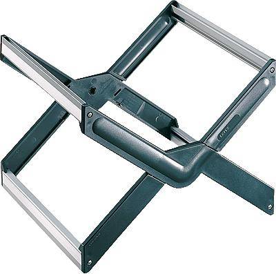 Ein klappbarer Ständer aus Metall, der geöffnet ist und eine Kreuzform bildet. Geeignet für die Unterstützung von Gegenständen.