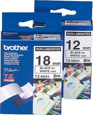 Verpackung von Brother P-Touch Schriftbandkassetten: Links 18 mm Band, rechts 12 mm Band. Beide Bänder sind 8 m lang.